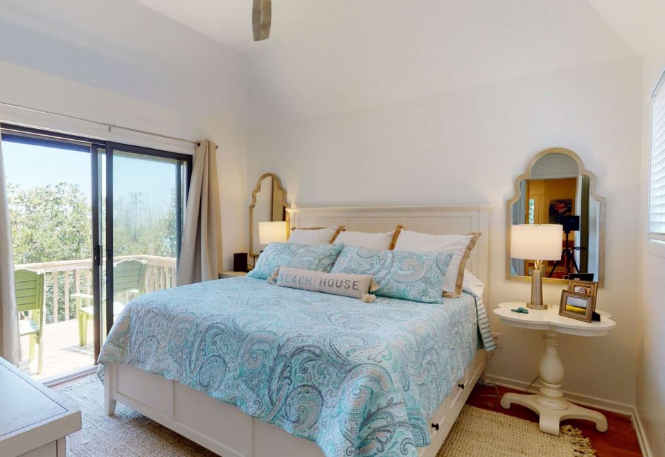 Waterfront Views and Community Pool - Charming Outdoor Retreat - Giá cả ...
