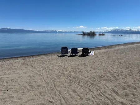 Walk to Lake, EV Station, WiFi, Pool, Pickleball, Hot Tub