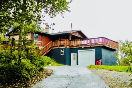 Escape to a cozy Alaskan retreat near Hatcher Pass