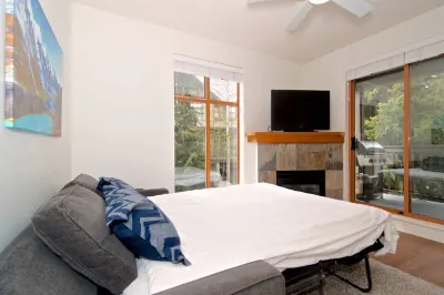 Cozy Space with Pool and Hot Tubs Near Village - Charming Corner Retreat