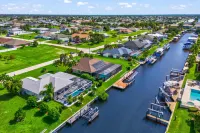 Solar Heated Salt Water Pool and BBQ Grill - Gorgeous Villa Oasis Hotel di Cape Coral