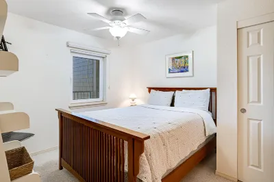 Sunny & stylish oceanfront condo with WiFi, washer/dryer & private balcony