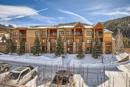 Mountain Views and Cozy Fireplace - Luxurious Retreat in Nature