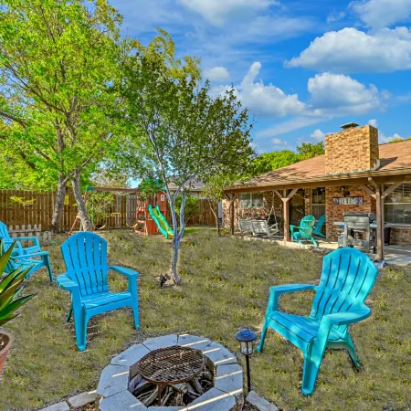 Kerrville Hidden Gem with Firepit and Grill - Great Location