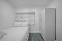 Spacious Retreat - Private Pool, Outdoor Living Area Hotels in Biscayne Park