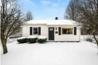 Modern Comfort with Fully Equipped Kitchen - Charming Oasis Hotel dekat Ice Box Skating Rink