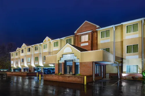Microtel Inn & Suites by Wyndham Cornelius/Lake Norman فنادق في Cornelius