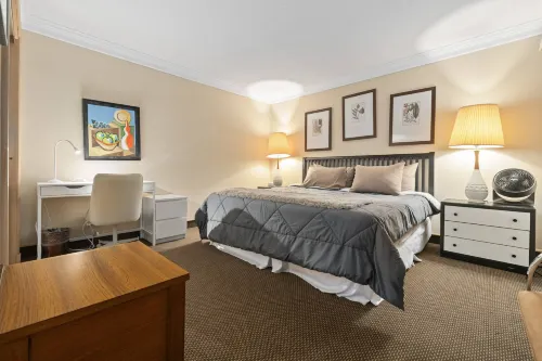 Golf Course View with Modern Comforts and Dining Options - Serene Retreat Hotel di Palm Harbor