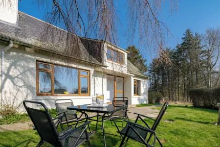 Kirktoun Cottage on Scottish Estate - open fire- enclosed garden- beaches -woods Отели в г. Элгин