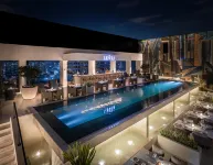 DoubleTree by Hilton Pune - Chinchwad - สระว่ายน้ำบนดาดฟ้า