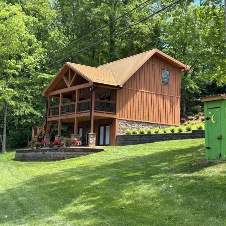 Deer Lick Cabin Lake Front Cabin That Sleeps 6. Minutes from Bristol