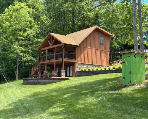 Deer Lick Cabin Lake Front Cabin That Sleeps 6.  Minutes from Bristol Hotels in Piney Flats