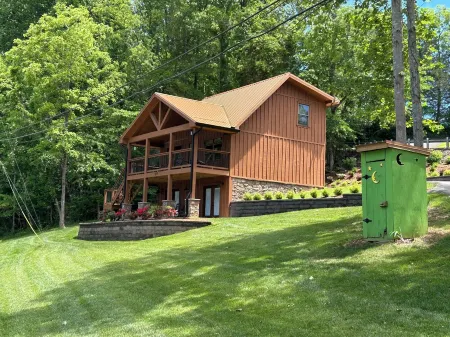 Deer Lick Cabin Lake Front Cabin That Sleeps 6.  Minutes from Bristol Отели в г. Пайни Флэтс