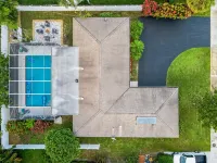 Ocean Waves Escape! An Upscale Poolside Retreat!