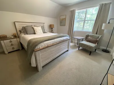 Sleepy Lagoon Cottage - On 30 lush acres & just minutes from Downtown Covington! Hotels near St Tammany Parish Fair Grounds