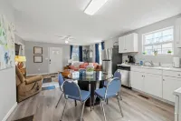 Brothers bond 3bed 2bath, short walk to the square