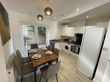 3 Bedroom New House with Wi-Fi Sleep 5 by Home Away from Home Отели рядом с достопримечательностью «Парк Батпул»