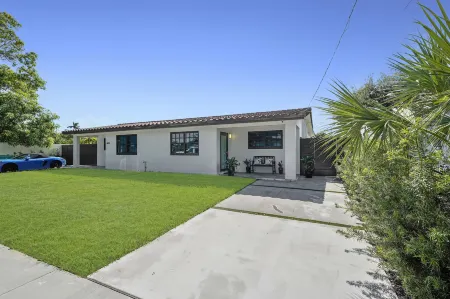 Dania Beach Unit 2 in Dania Beach Отели рядом с достопримечательностью «FLL Airport Flight Landing View Point»