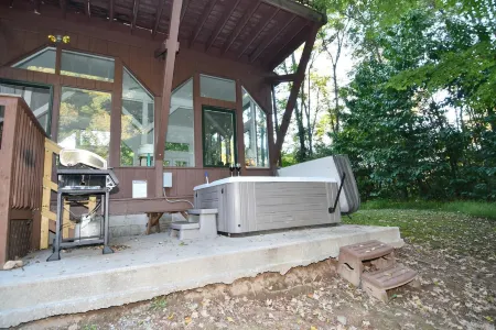 River Time Cabin -Time Floats Away! Отели рядом с достопримечательностью «Парк штата Беркли Спрингс»