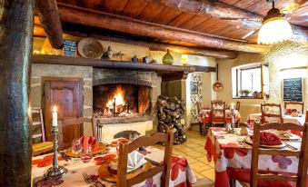 Hôtel Restaurant la Crèche et sa Piscine intérieure - Logis Hôtels