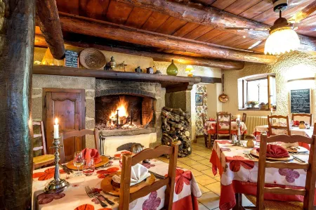 Hôtel Restaurant la Crèche et sa Piscine intérieure - Logis Hôtels Отели в г. Бриуд