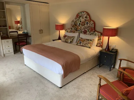 Caley Hall Отели рядом с достопримечательностью «Макдоннелл Караванс»