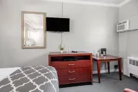 Stay in Browntown for 4: Cozy Room with MiniFridge