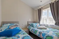 St Mary's View - Luxury Lodge, Short Walk to Beach, Parking