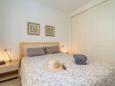 2-Bedroom Apartment with Direct Beach Access & Private Parking – Estepona
