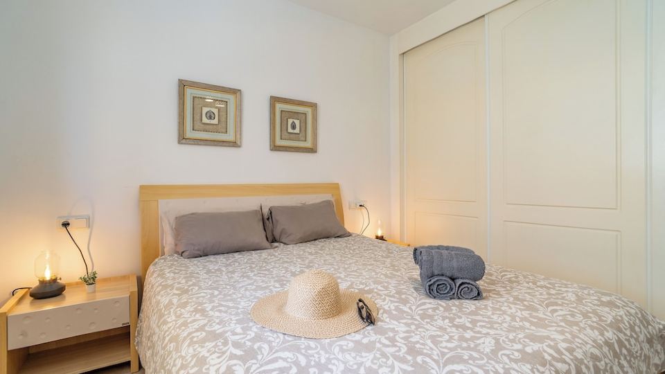 2-Bedroom Apartment with Direct Beach Access & Private Parking – Estepona