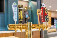 Holiday Inn Express Bettendorf - Davenport NE by IHG - bar