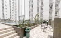 Modern Look Studio near IPH School at Bale Hinggil Apartment By Travelio
