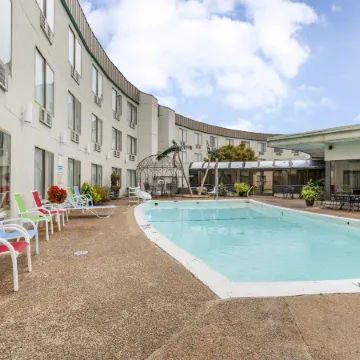 Lamplighter Inn-South