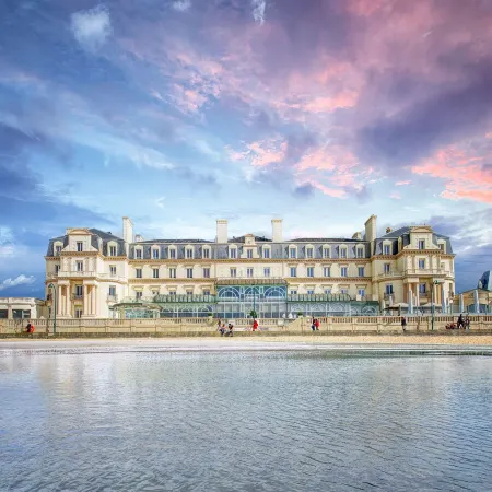 Le Grand Hotel des Thermes Отели рядом с достопримечательностью «Пляж Сийон»
