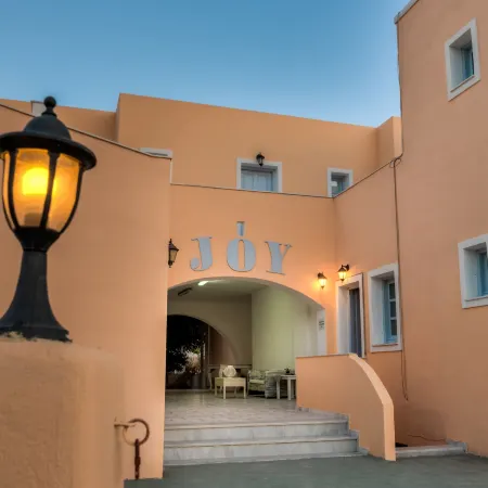 Joy Beach Hotel Отели рядом с достопримечательностью «Пляж Периволос»