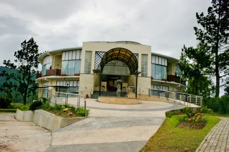 Taman Simalem Resort Отели рядом с достопримечательностью «Уан Три Хилл»