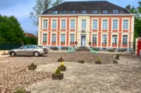 Chateau de Moulin le Comte - parking