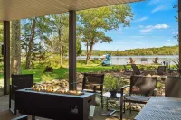 Lake Daze by AvantStay Lakefront w Modern Interior Enclosed Porch Hot Tub