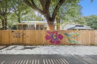 Pet Friendly & Convenient 2 Bedroom with private fenced in yard and Hottub Hotels near Magnolia Plantation and Gardens