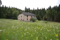 Charming apartment in renovated Jura farmhouse - nature setting. Hotels in Premanon