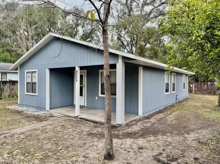 Heart of GNV with King beds, High speed Internet and 75 inches small TV