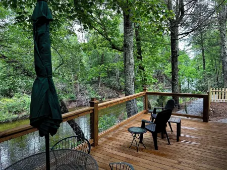 Rivers Edge Cabin, Swimming, Tubing, Fishing, Fire Pit, Grill, Wi-Fi, Relaxing!