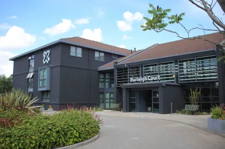 Burleigh Court Hotel and Leisure Отели рядом с достопримечательностью «New Life Community Church»
