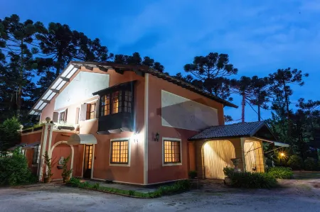 Villa Casato Residenza Boutique Отели рядом с достопримечательностью «Casa - Chalé Condomínio Estância das Águas Claras»