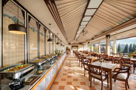 Royal Hotel and Convention Tretes Отели в г. Приген