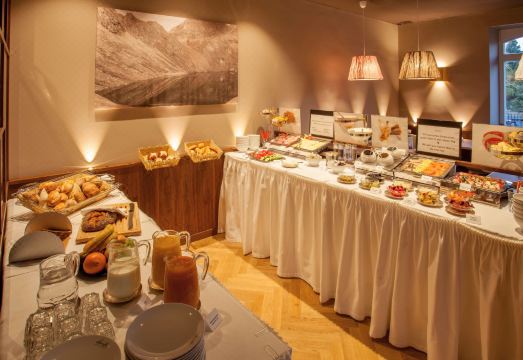 5. 호텔 카페 에브..