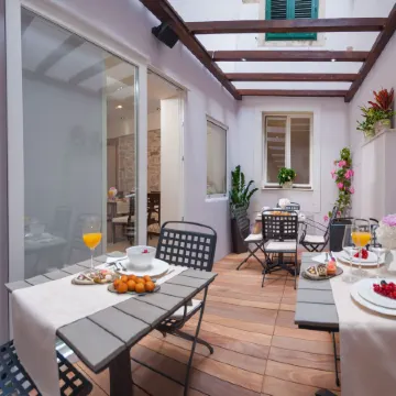 Heritage Hotel Antique Split Отели рядом с достопримечательностью «Splitlicious»