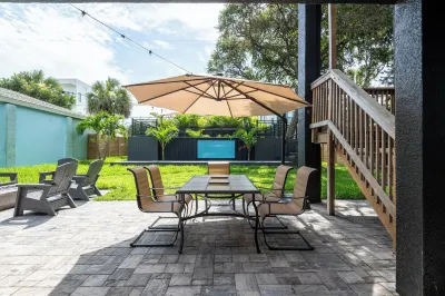 5⭐ 6BD/4BA ~ Steps to Beach Shipping Container Pool w ~ Game Rm ~Summer Kitchen