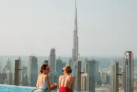 SLS Dubai Hotel & Residences - สระว่ายน้ำแบบอินฟินิตี้