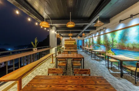 Cat Ba Xanh Spring Garden Hotel Отели рядом с достопримечательностью «Кот Ба»